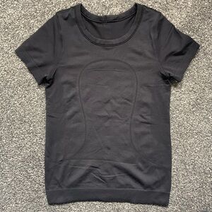 Lululemon size 4 short sleeve top